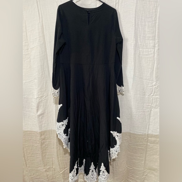 Elegant Black and White Lace Trim Women's Top - Picture 4 of 4